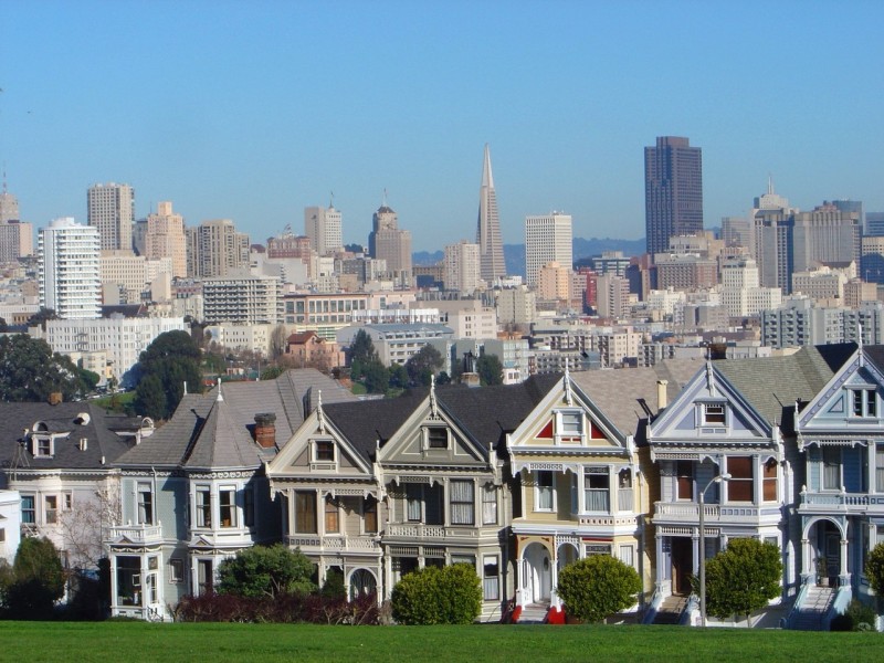 Улица Штайнер в Сан-Франциско с викторианскими домами Painted Ladies